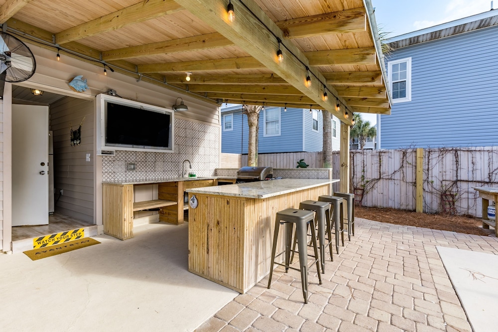 Destin Dolphin by Avantstay 2 Mins Walk To Beach w Pool Large Outdoor Entertaining Area
