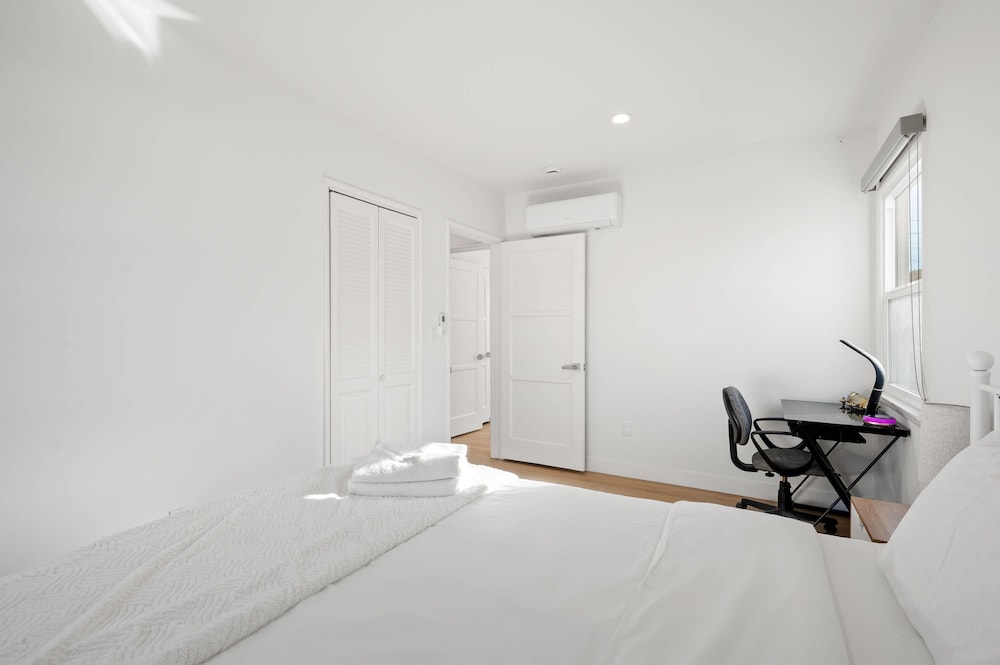 Cozy Stylish Home Spacious Fully Equipped Stay