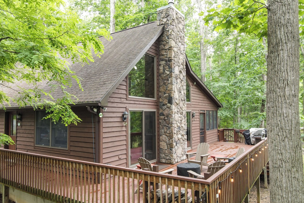 Great Cacapon Mtn Cabin w/ Private Hot Tub + Views
