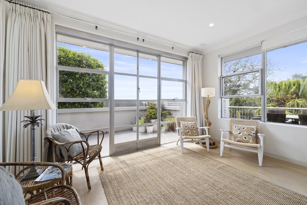 Spacious 5-bed Beach House With Ocean View