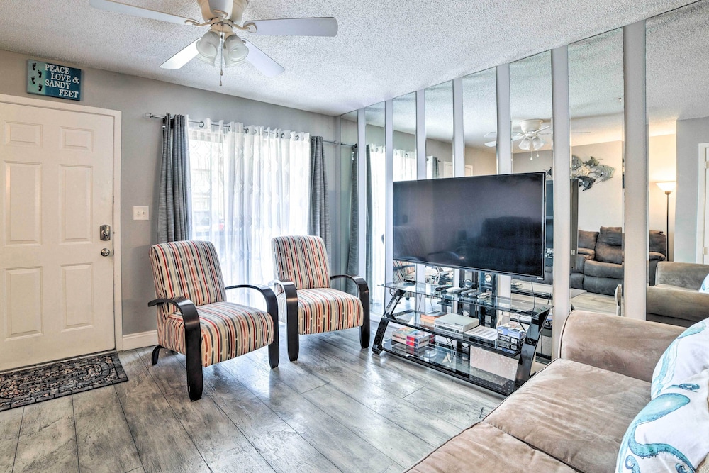 Beautiful PCB Townhome: Balcony & Resort Amenities