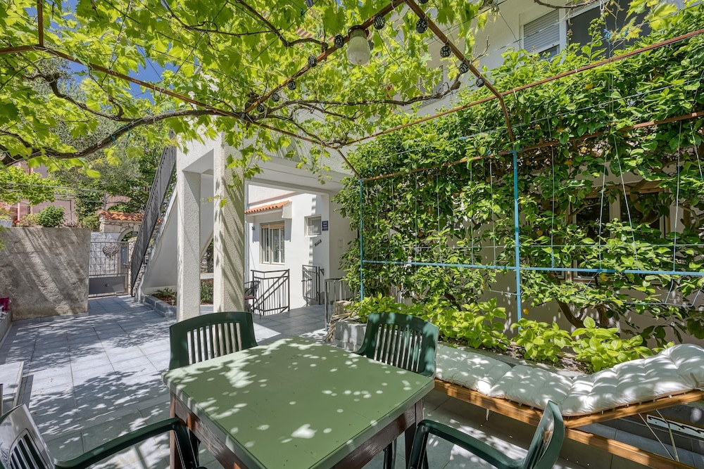 Enolabee Harbour View Apartment