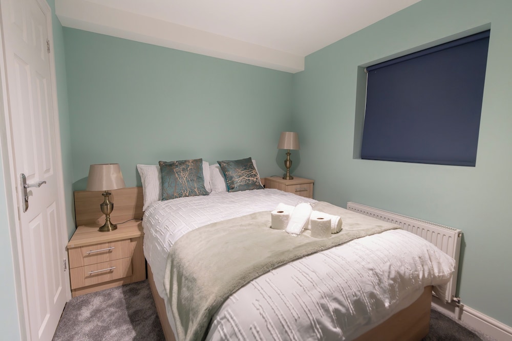 D'luxe 5-bed House - Sleeps 12 & Private Parking