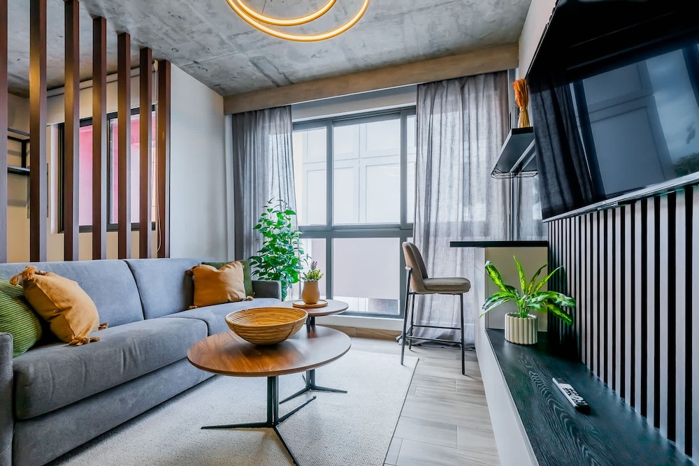 w Stunning 2BR w Great Deco in Centriqo