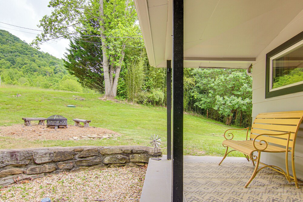 Private Hot Tub: Cottage Near Hikes & Pigeon River