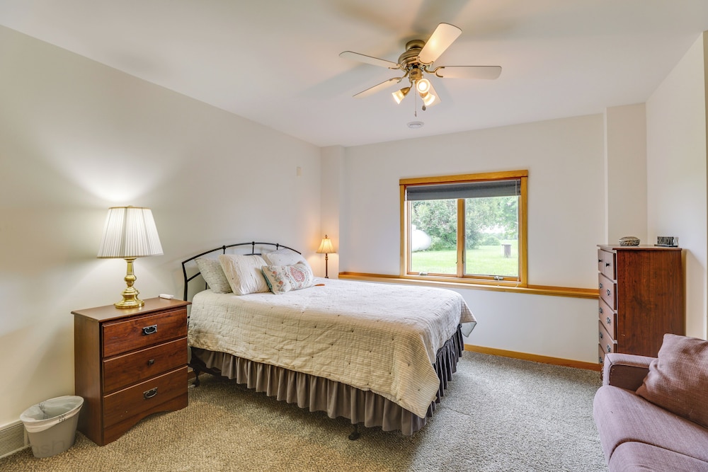 Outdoor Oasis: Luxe Flat in Mt Horeb!