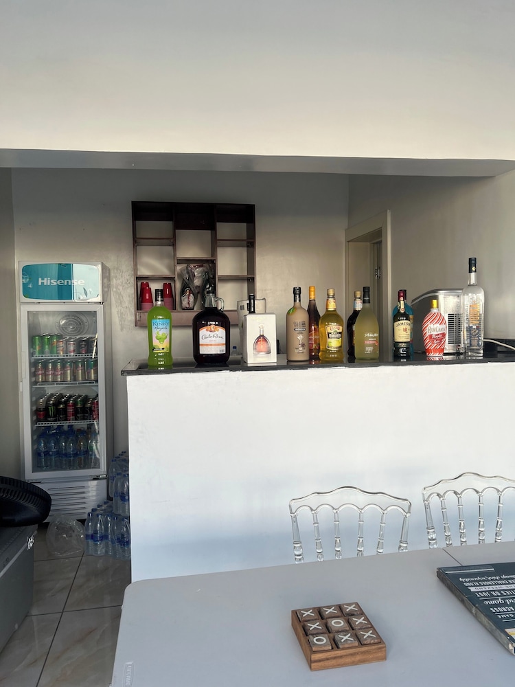 Bamgbose Apartments - Sleeps 2 - Parking - Balcony