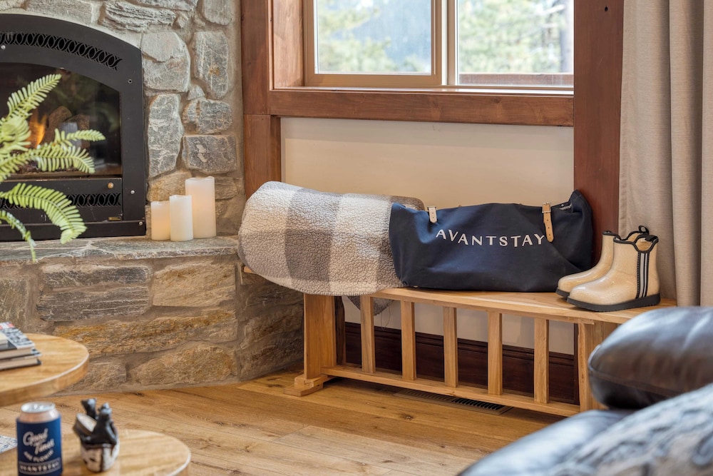 Denton by Avantstay Hot Tub, Deck w/ Fire Pit Near Skiing & Lake!
