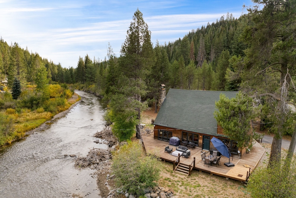 Riversong Lodge by Avantstay Sauna Hot Tub On The Truckee River
