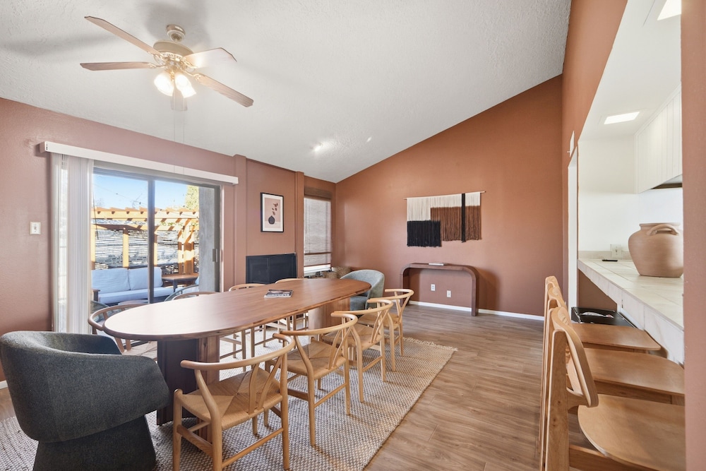 Albuquerque Escape Hot Tub + Atrium 4 Bedroom Home