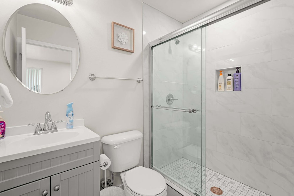 Stylish Home w Free Parking Near LA Hotspots 8