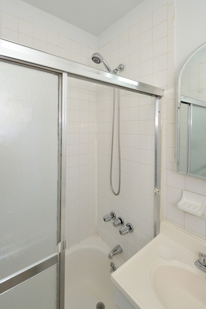 Midtown West Furnished 3 Bedroom Apartment