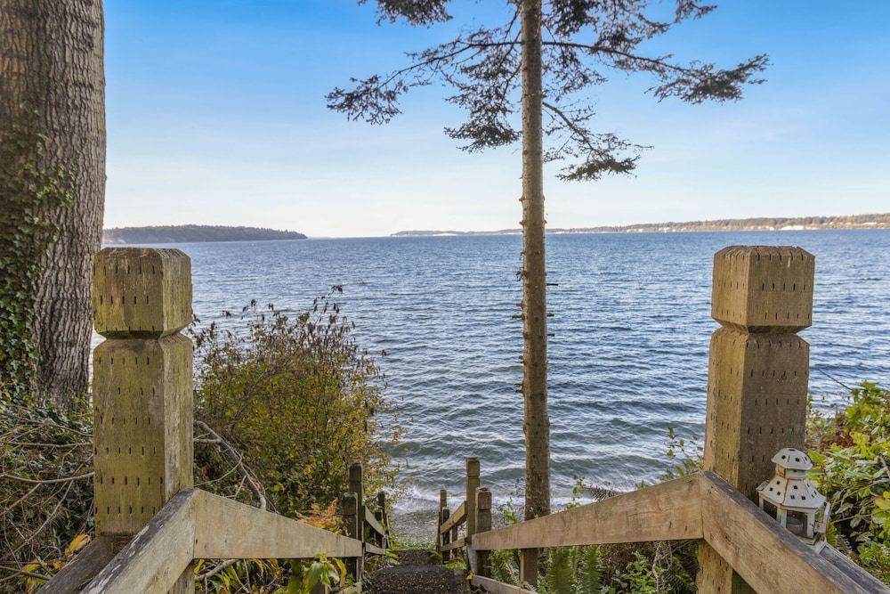 Puzzle Point Lodge in Poulsbo
