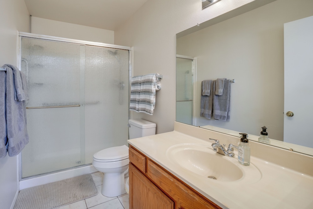 Patio + Pool Access: Golf Getaway in Peoria
