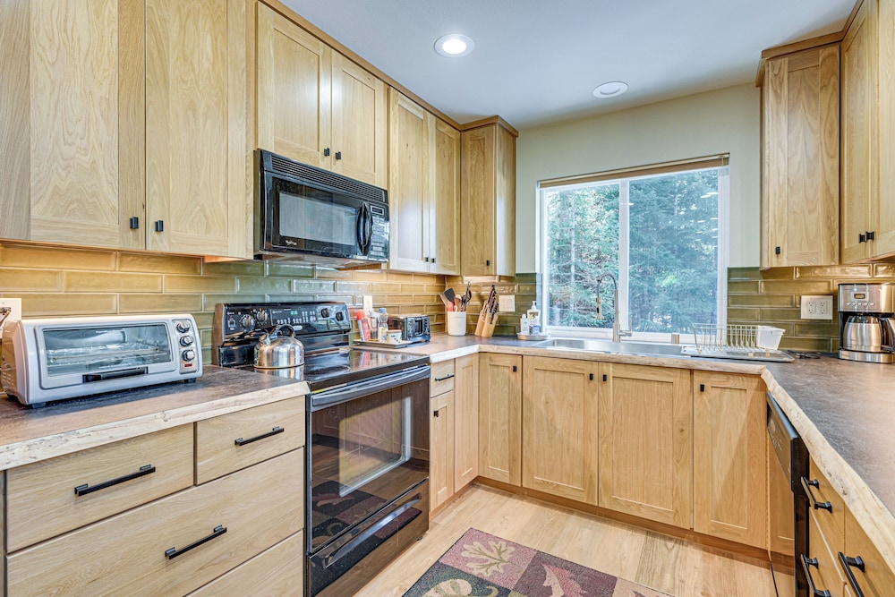 Deck, Hot Tub & Fire Pit: Mtn-view Packwood Cabin