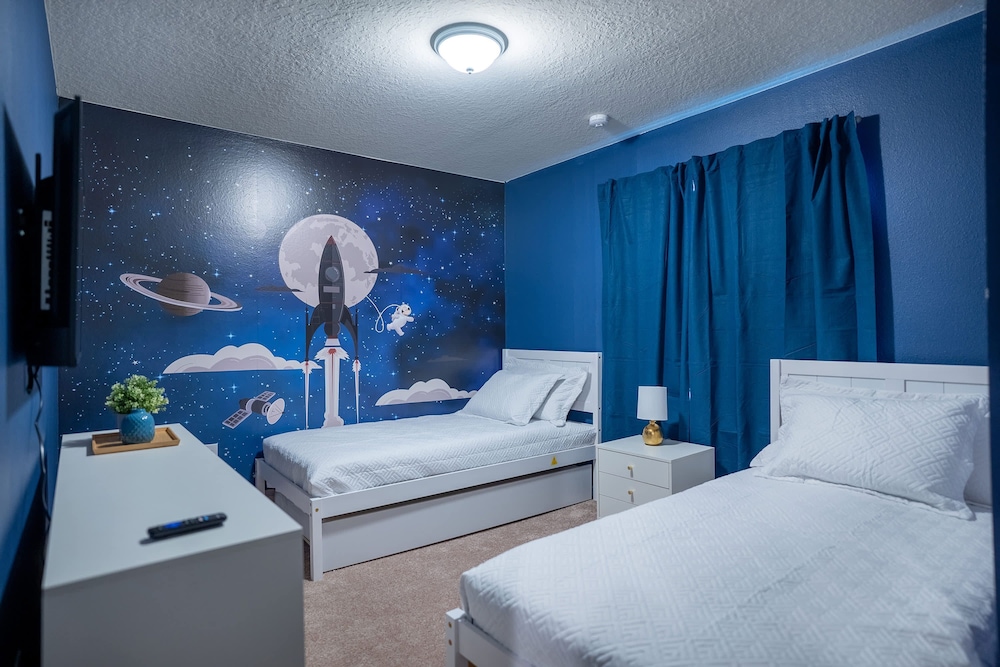 Stunning 10 Bed Home With Themed Rooms Pool