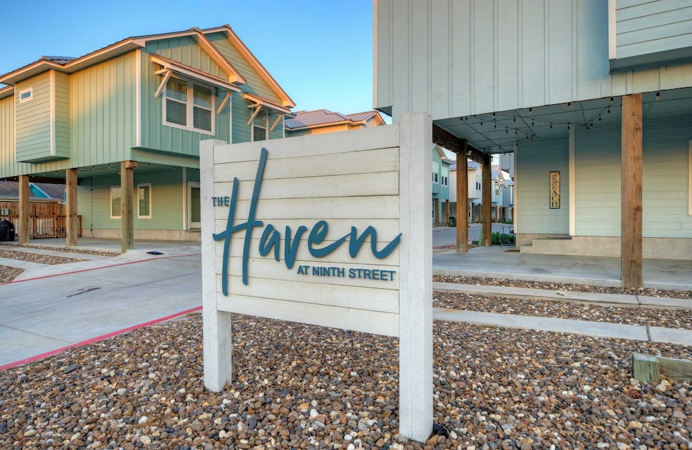 Sleeps 22 2 Homes w/ Private Pool + Patio Walkable Location, Golf Cart Zone