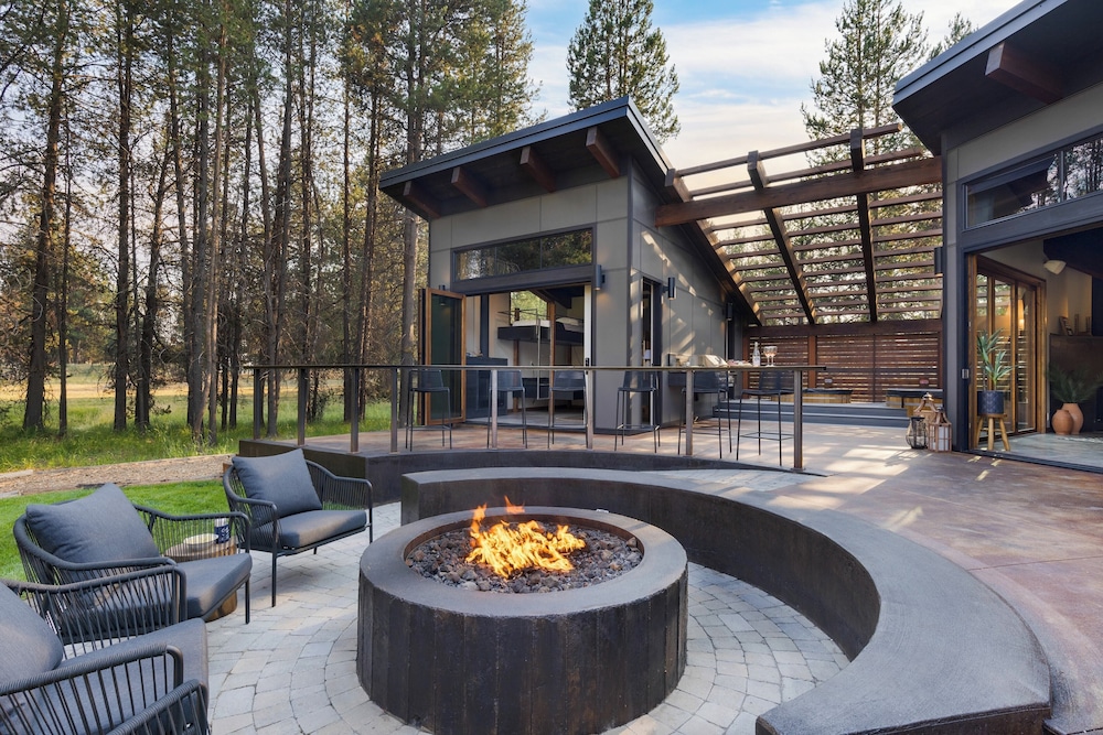 Lazy River Glamp-house by Avantstay Newly Built, Luxe Indoor-outdoor Living