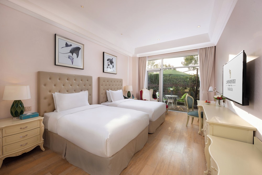 NARADA RESORT SHANGHAI HOTEL Disney Store