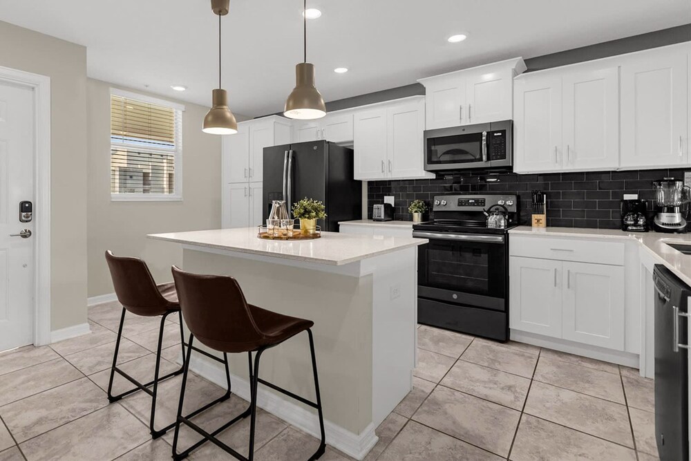 Upstay Stylish Condo w Patio Storey Lake Resort