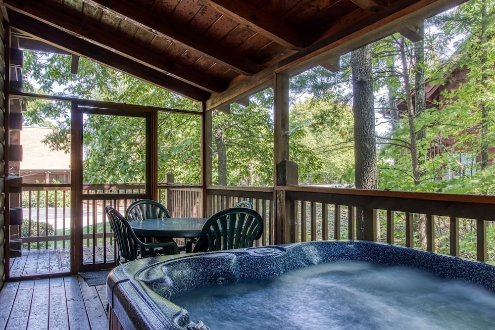 Er5 - Log Heaven - Great Location! Close To All The Action! 1 Bedroom Cabin by RedAwning view 4