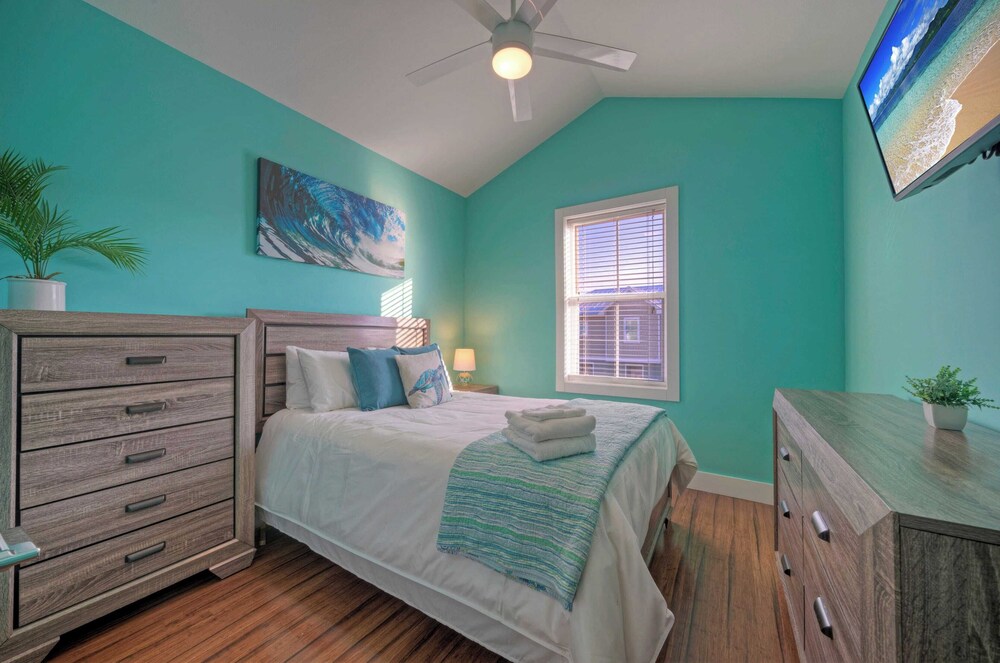 Sleeps 19 2 Homes w/ Pool, Foosball+shuffleboard Mins to the Beach + Shops