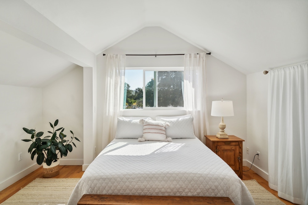 Charming Wine Country Farmhouse W/ Scenic Views 4 Bedroom Home by RedAwning - Property Image 27