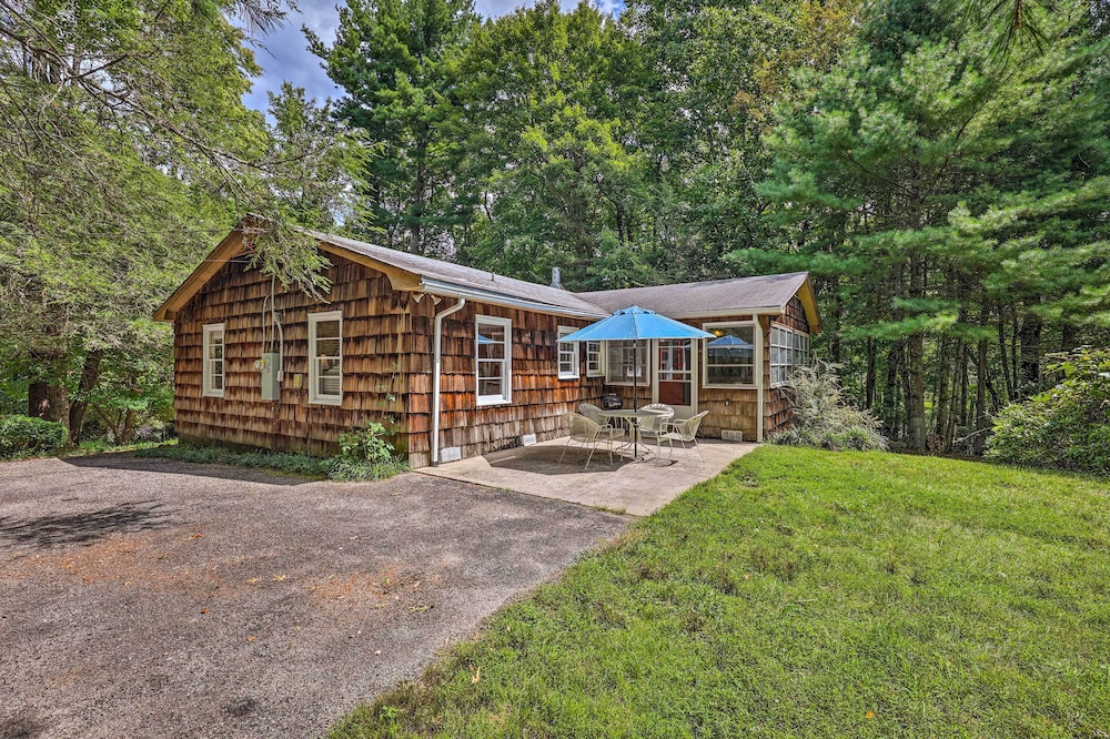 Near Hiking: Roaring Gap Retreat w/ Fire Pit! view 4