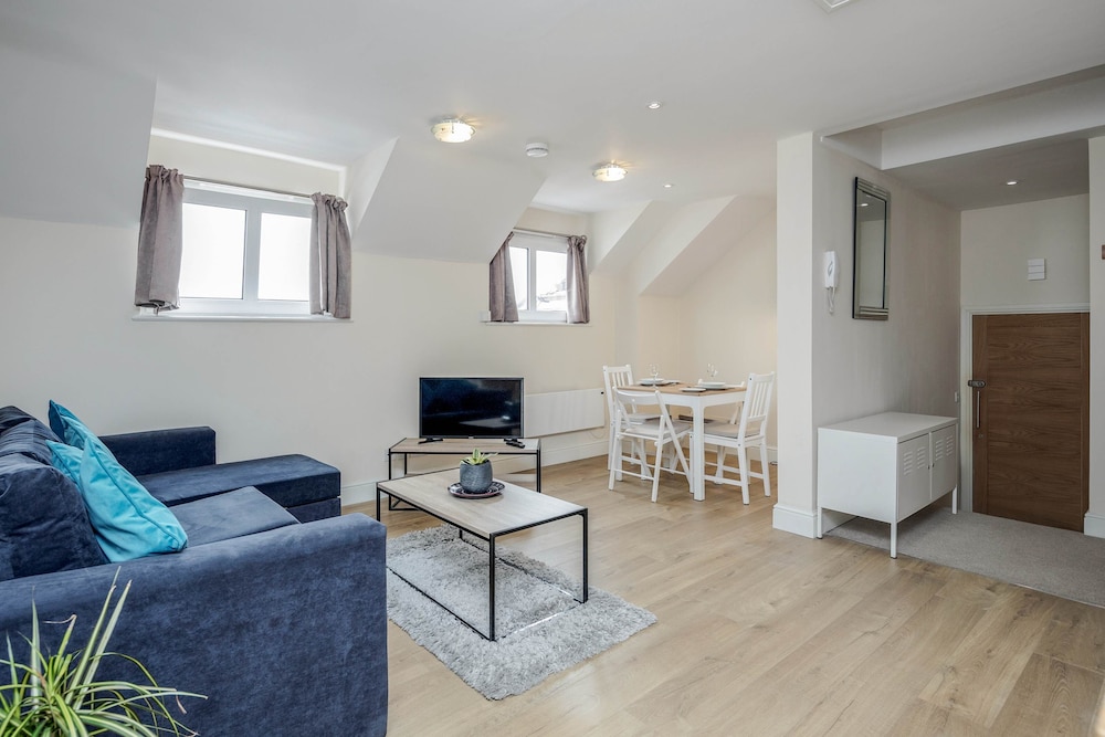 Luxury 1 Bedroom Apartment with Parking