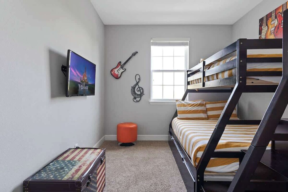 Comfortable Vacation Home up to 10 People