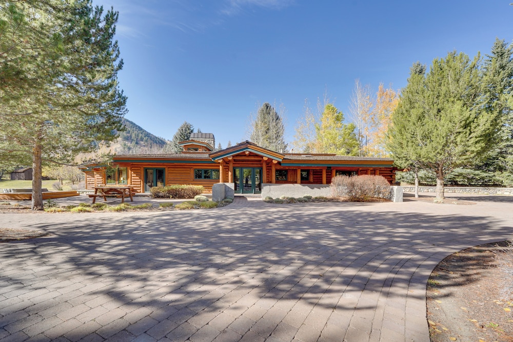 Sun Valley Log Home w/ Hot Tub & Mtn Views!