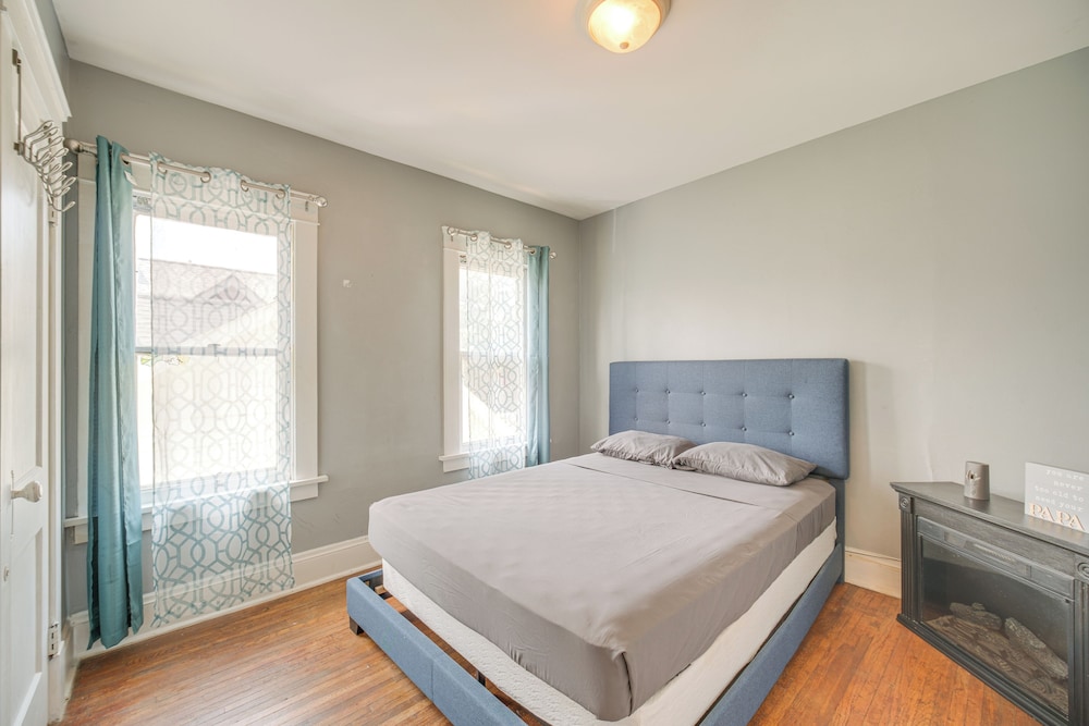 2 Mi to Zoo: Charming Apt w/ Balcony in Cleveland