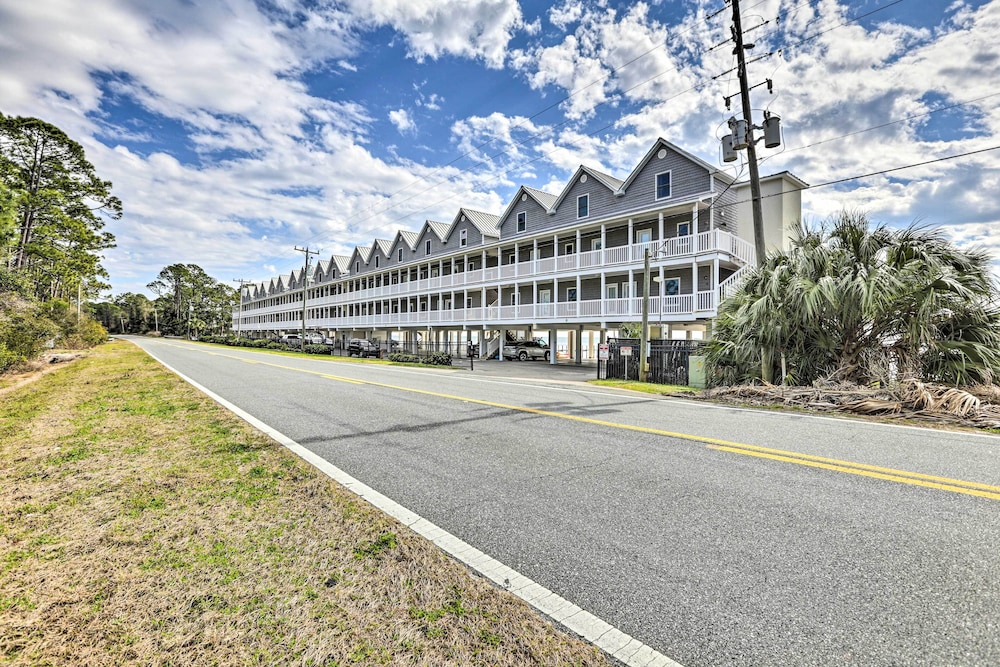 Hike, Golf, & Fish: Oceanfront Gem in Carrabelle!