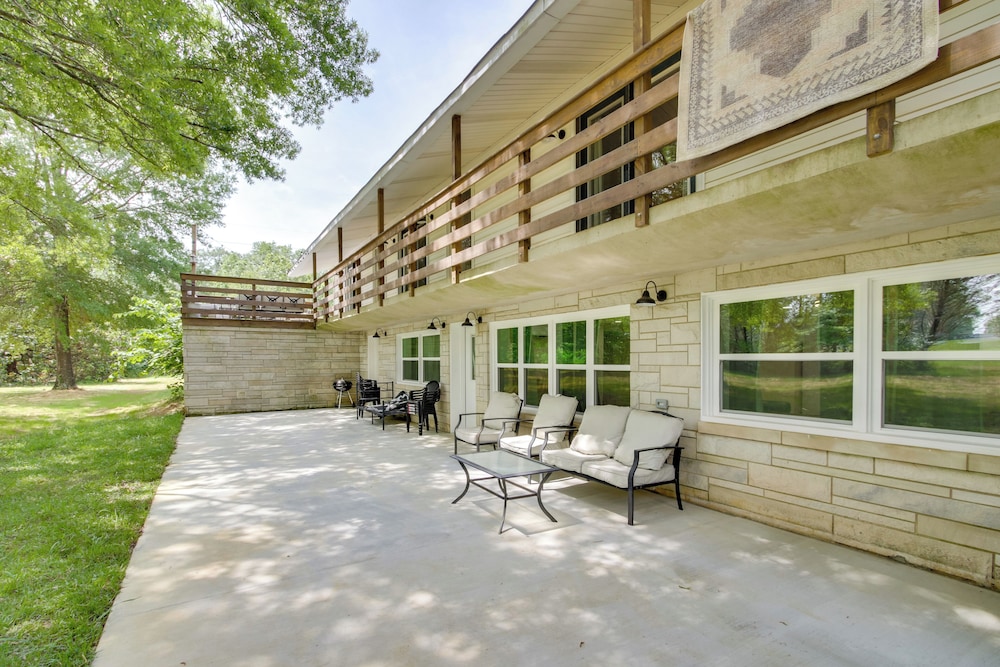 7 Mi to Tennessee River: Home w/ Patio in Florence