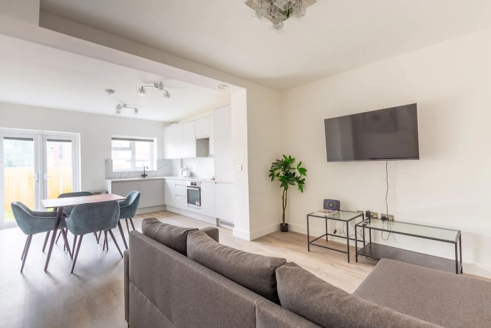Contemporary 2 Bedroom in West London