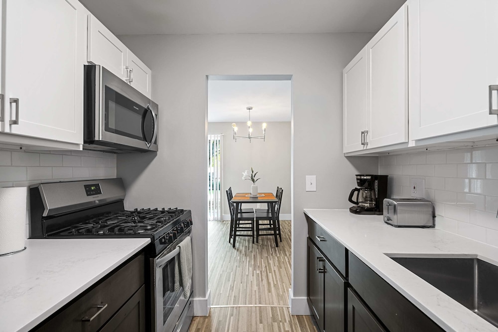 Bright and Airy 2BR 2BA in the Heart of the City