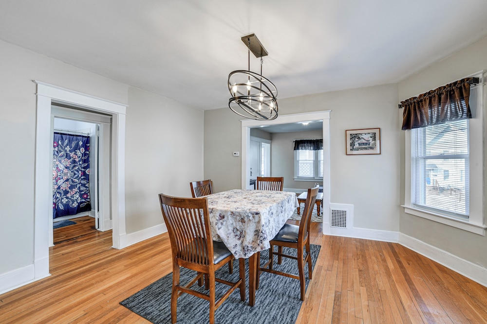 1 Mi to Dtwn Binghamton: Apt w/ Covered Balcony!