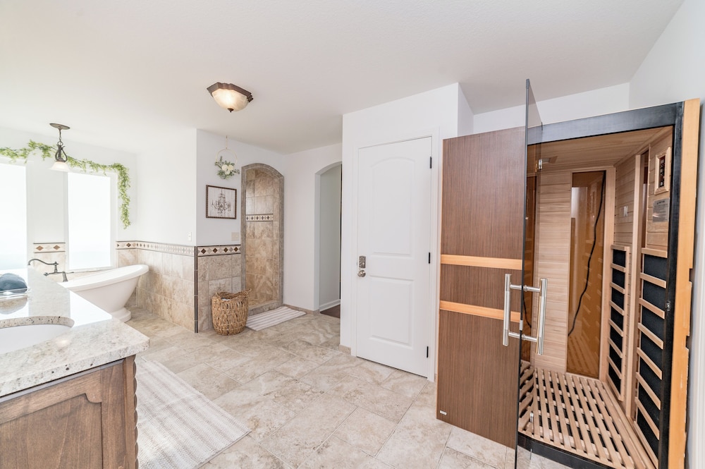 Panorama by Avantstay Unparalleled Views, Deck w/ Hottub, Game Room Pool Table