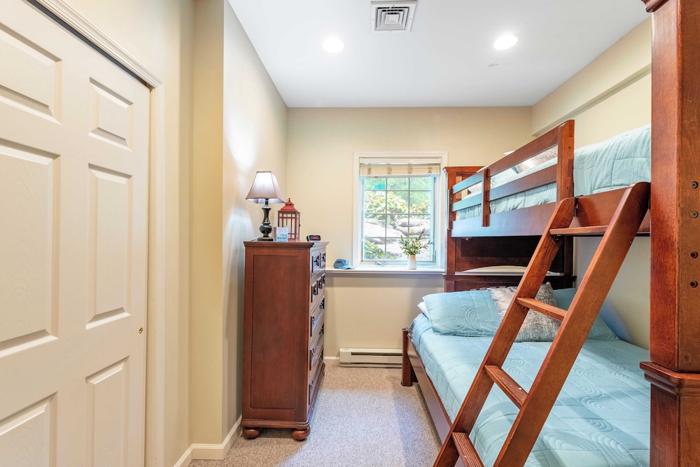 Highland Hideaway by Avantstay Group Poconos Retreat w/ Patio + Game Room