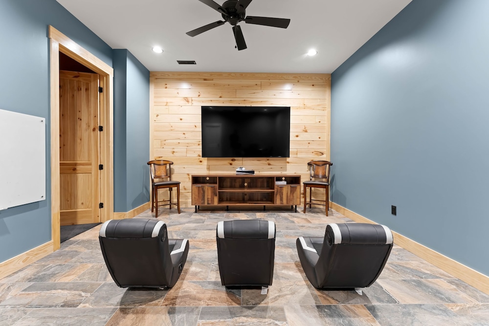 Black Bear Lodge by Avantstay Lakefront Dock Pool Theater Sleeps 20