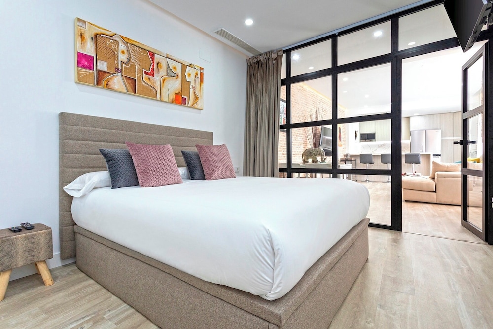 Marvelous 2-bedroom Apartment With Terrace in Triana. Castilla II