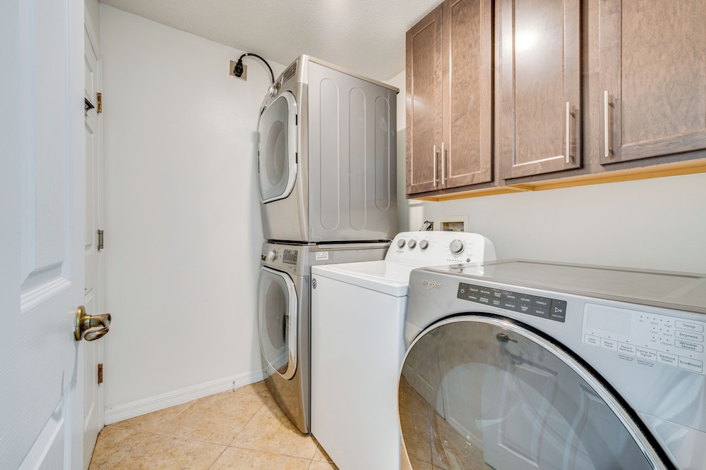 12 Mi to Disney: Family Home w/ Lanai in Davenport
