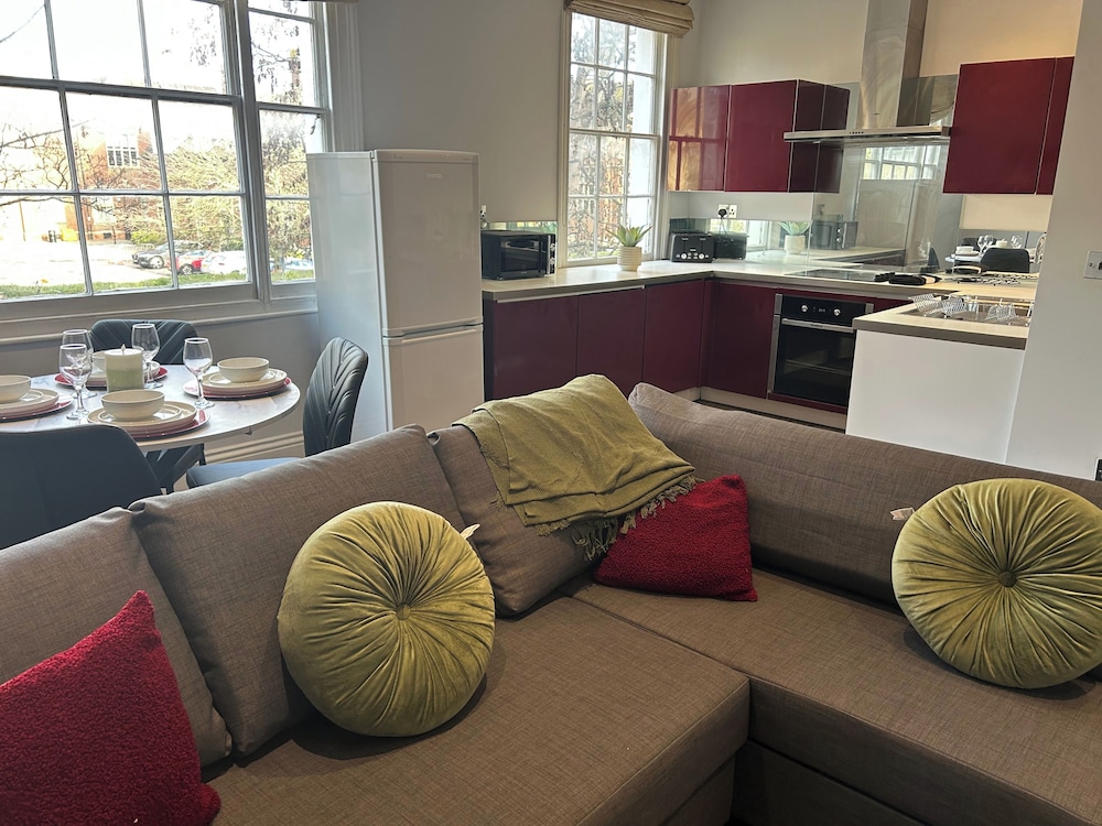 Apartment - Sleeps 6 & Near Station