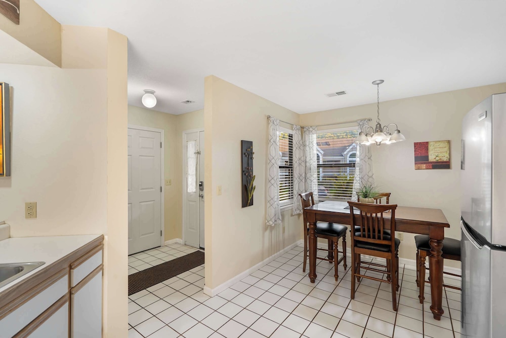 Fairway Retreat for 6 – Walk-in and Pet Friendly
