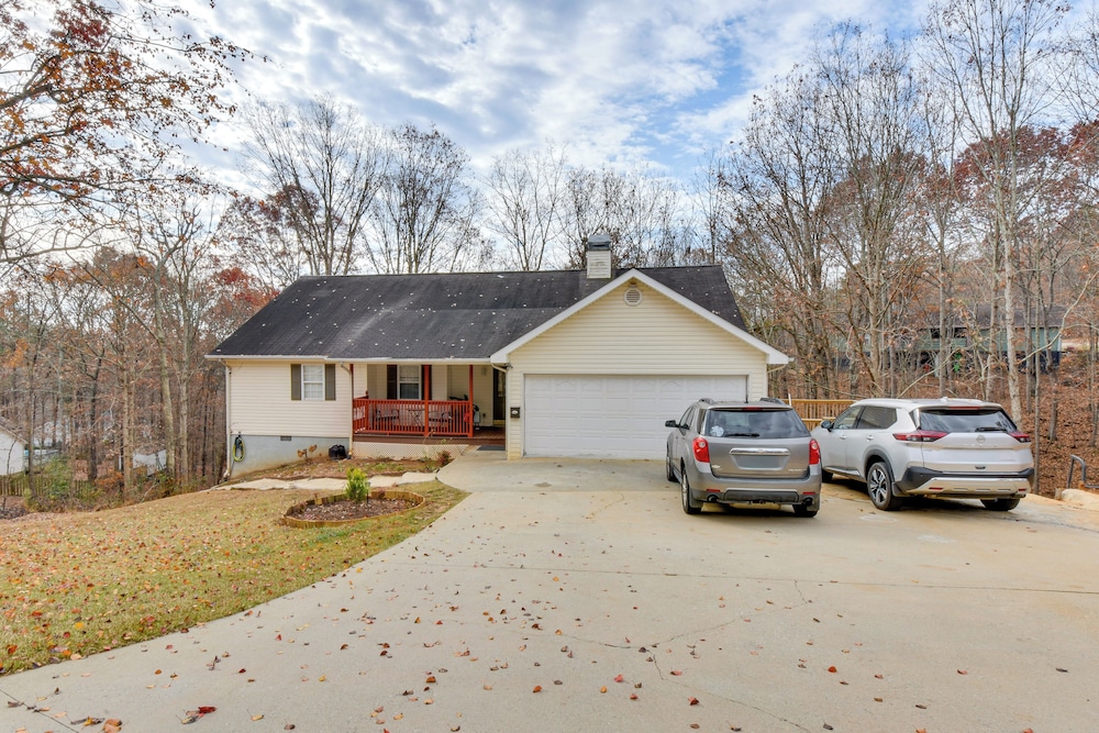 Hike & Sip in North Georgia: Apartment w/ Deck