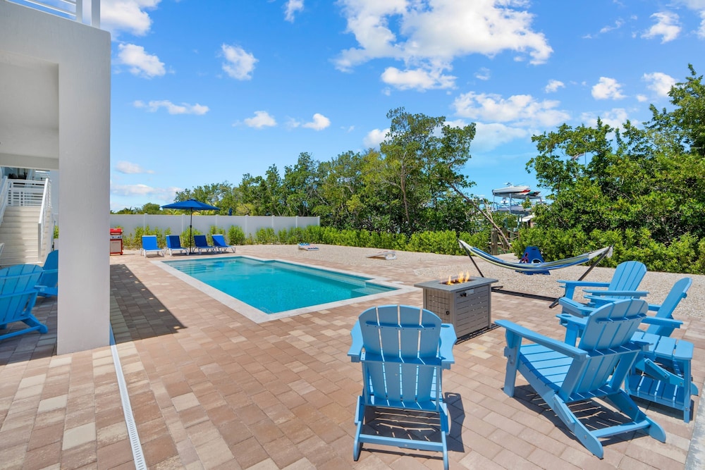 Paradise Point Pool Dock Lounges BBQ view 2