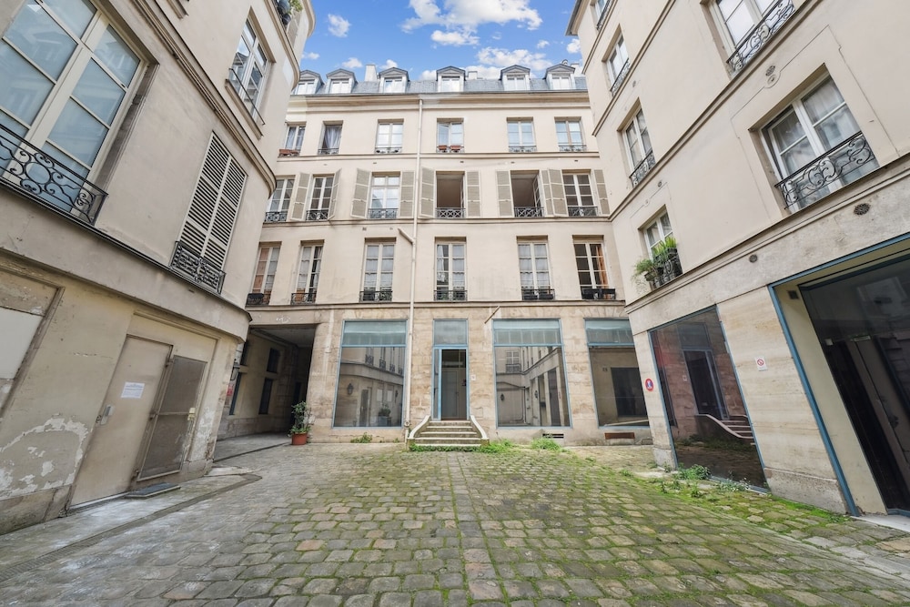 4BR Stylish Stay in the Heart of Marais
