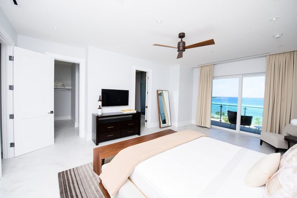4 Bedroom Cable Beach Condo With Balcony