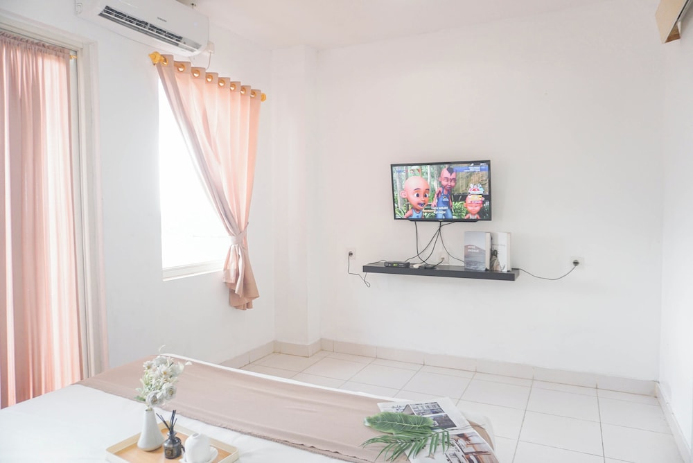 Cozy Living 1BR at Sentul Tower Apartment