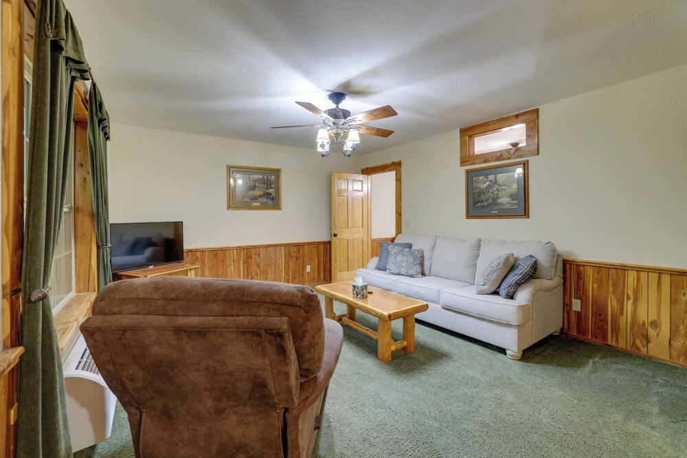 4 Mi to Lake: Wooded Log Cabin in Eureka Springs!